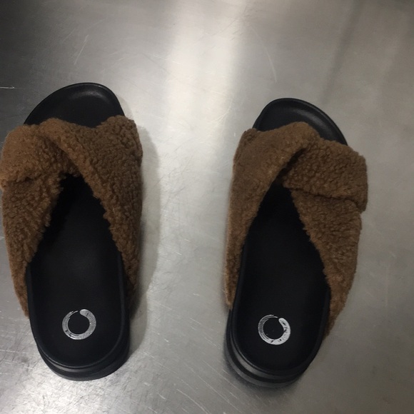 New WB Woman’s Journee Collection Brown Fuzzy Slide Sandals - Picture 4 of 5